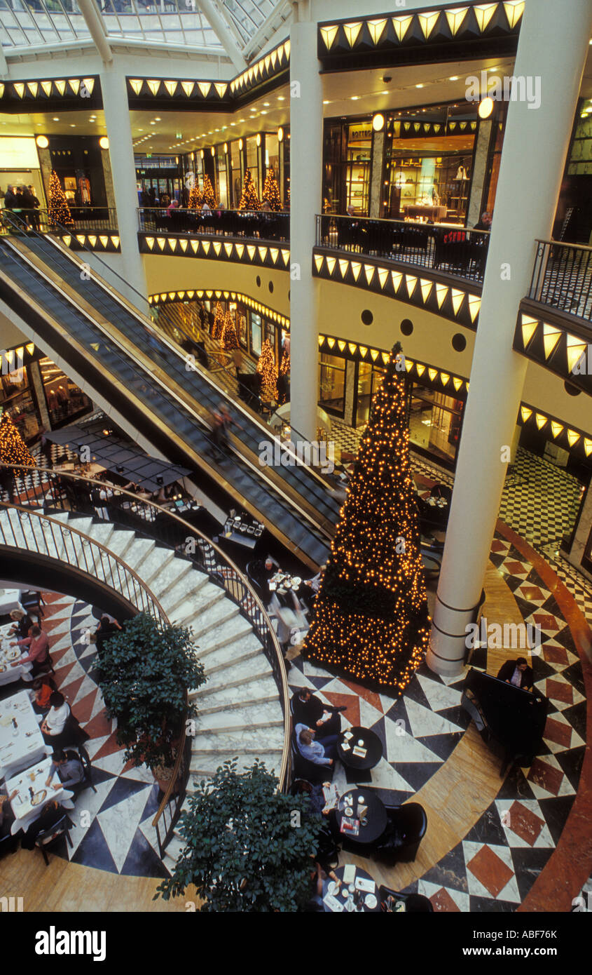 Berlino. La Friedrichstrasse. Interno del Quartier 206 al tempo di Natale. Lussuoso e stravaganti shopping center. Foto Stock