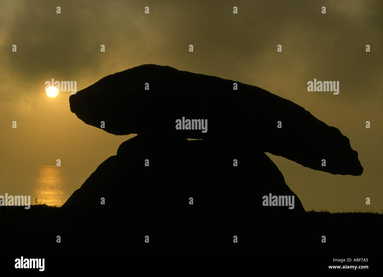 Chun Quoit, che tramonta sull'oceano Atlantico. N. Morvah, Cornovaglia Inghilterra Regno Unito HOMER SYKES Foto Stock
