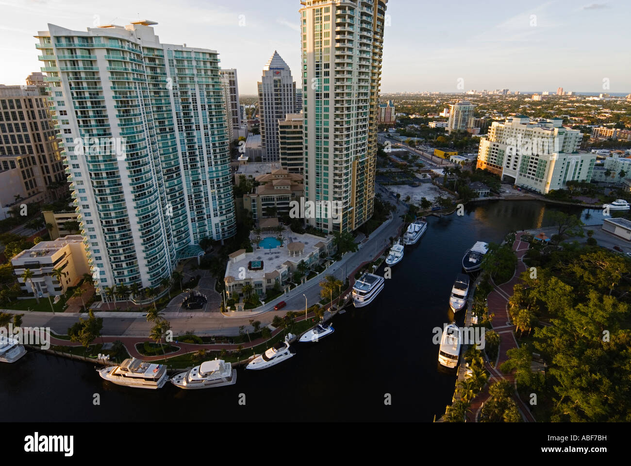 Alto edificio di torri di uffici e condomini torre su nuovo fiume nel centro di Ft Lauderdale, Florida Foto Stock