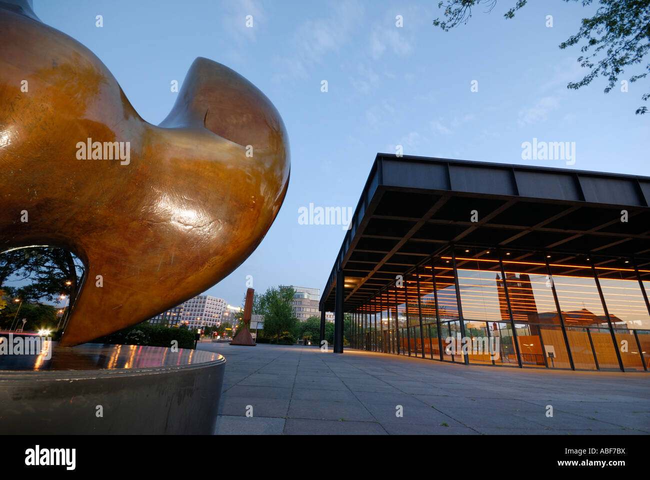 Berlino. Neue Nationalgalerie di Mies van der Rohe con le sculture di Henry Moore, Barnett Newman e Jenny Holzer. Foto Stock