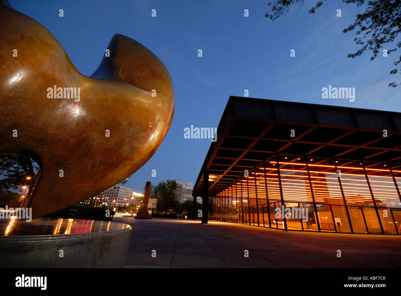 Berlino. Neue Nationalgalerie di Mies van der Rohe con le sculture di Henry Moore, Barnett Newman e Jenny Holzer. Foto Stock