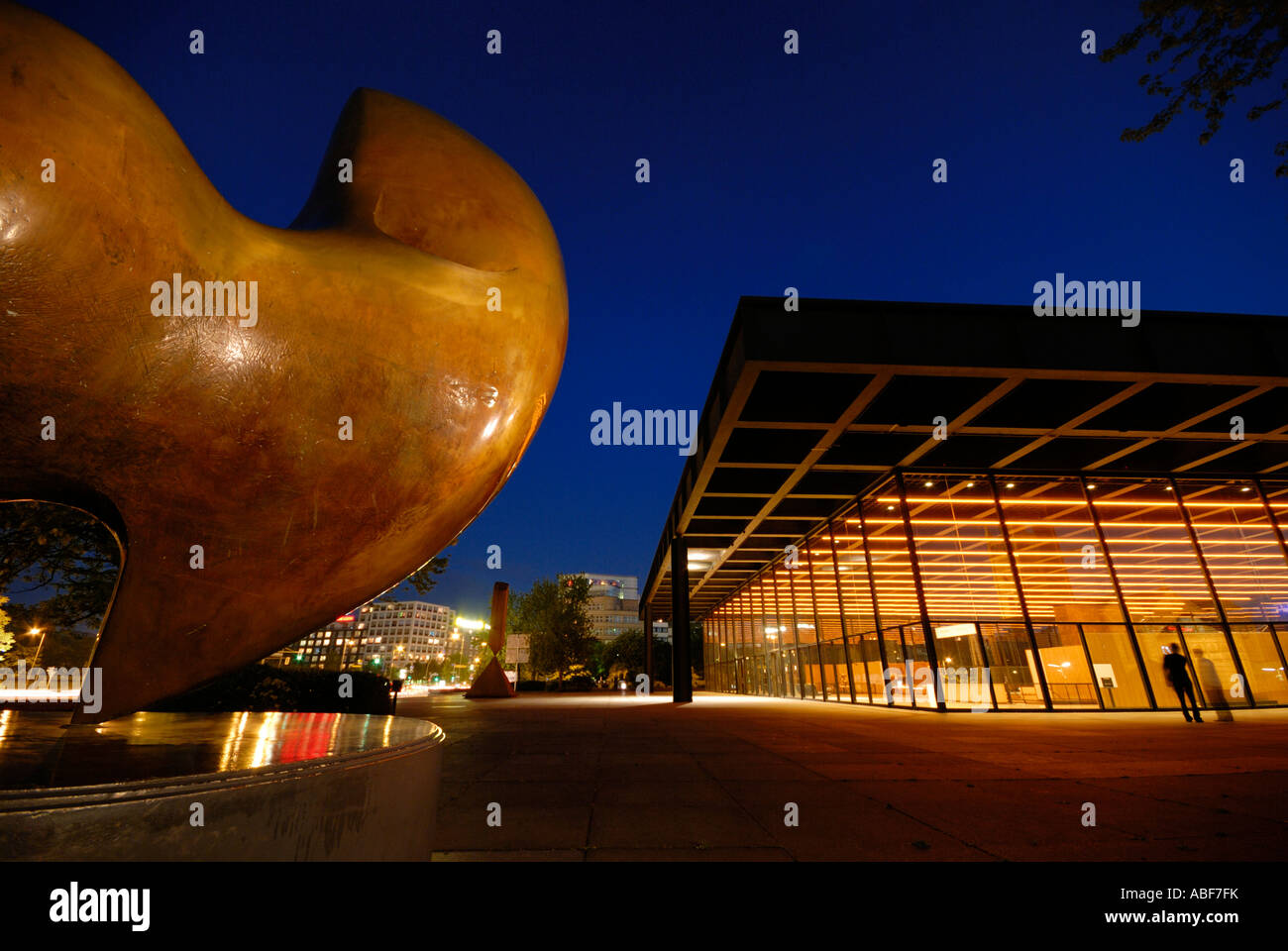 Berlino. Neue Nationalgalerie di Mies van der Rohe con le sculture di Henry Moore, Barnett Newman e Jenny Holzer. Foto Stock