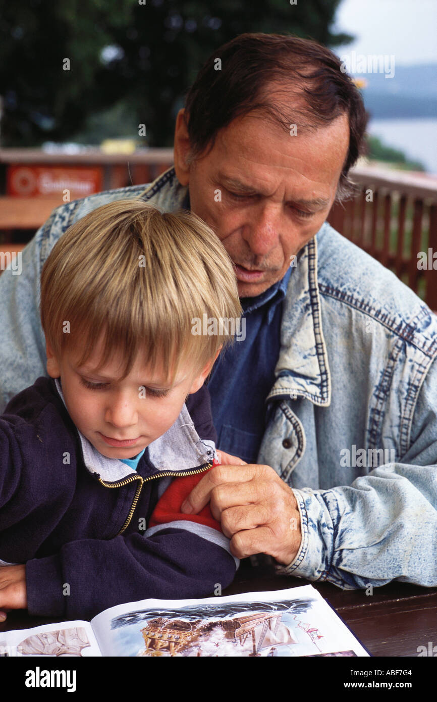 Cinque anni di anglo ceco di apprendimento del ragazzo in vacanza con il nonno ceca lago Lipno repubblica ceca europa UE Foto Stock