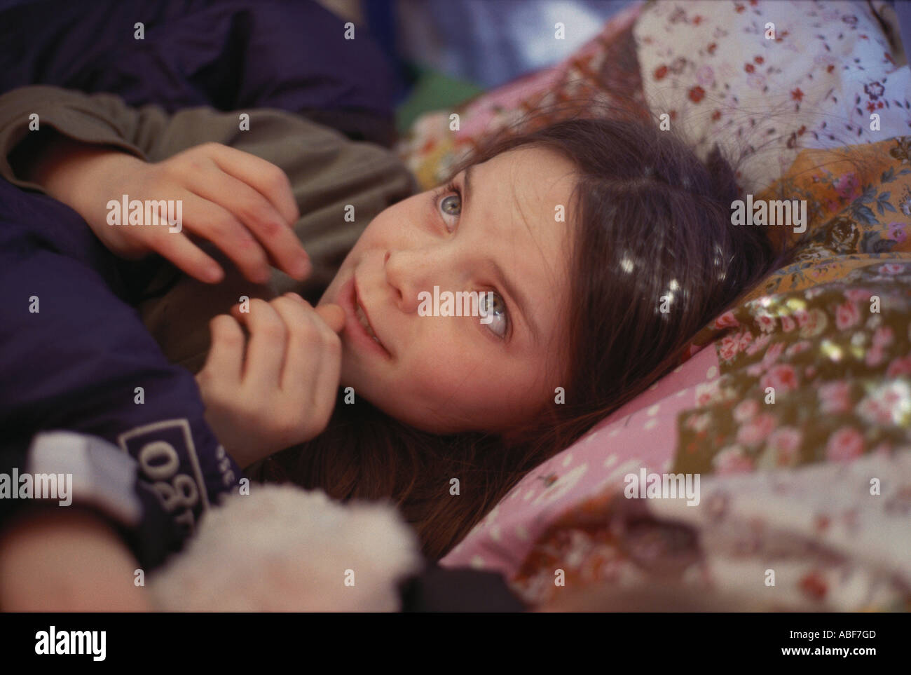 Dieci anni di vecchia ragazza camping sul giorno di estate in giardino inglese Foto Stock
