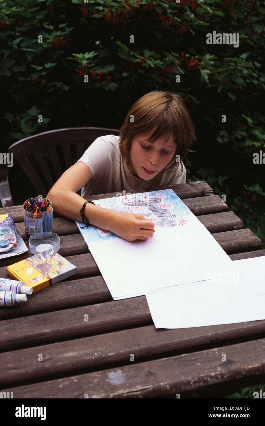 Dieci anni di vecchia ragazza richiama la pittura nel giardino estivo di Repubblica Ceca Europa UE Foto Stock