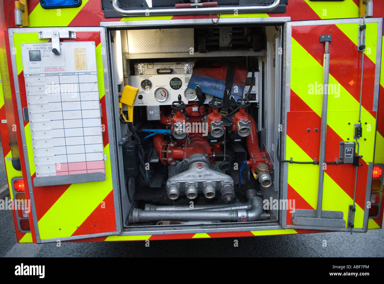 Fire Appliance con armadietto della pompa aperto che mostra scheda BA nel Regno Unito Foto Stock