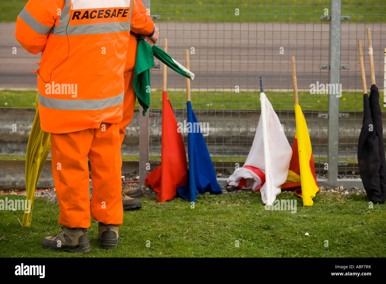 Il maresciallo di sicurezza e bandiere colorate a Race Track Foto Stock