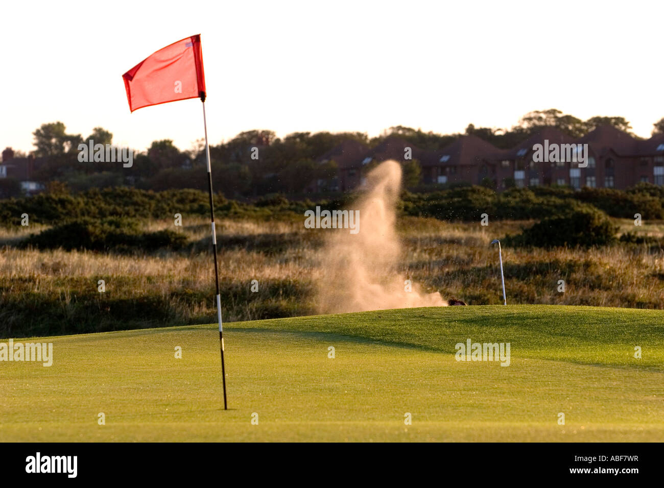 Golf Shot prese e lo sbarco nel bunker Foto Stock