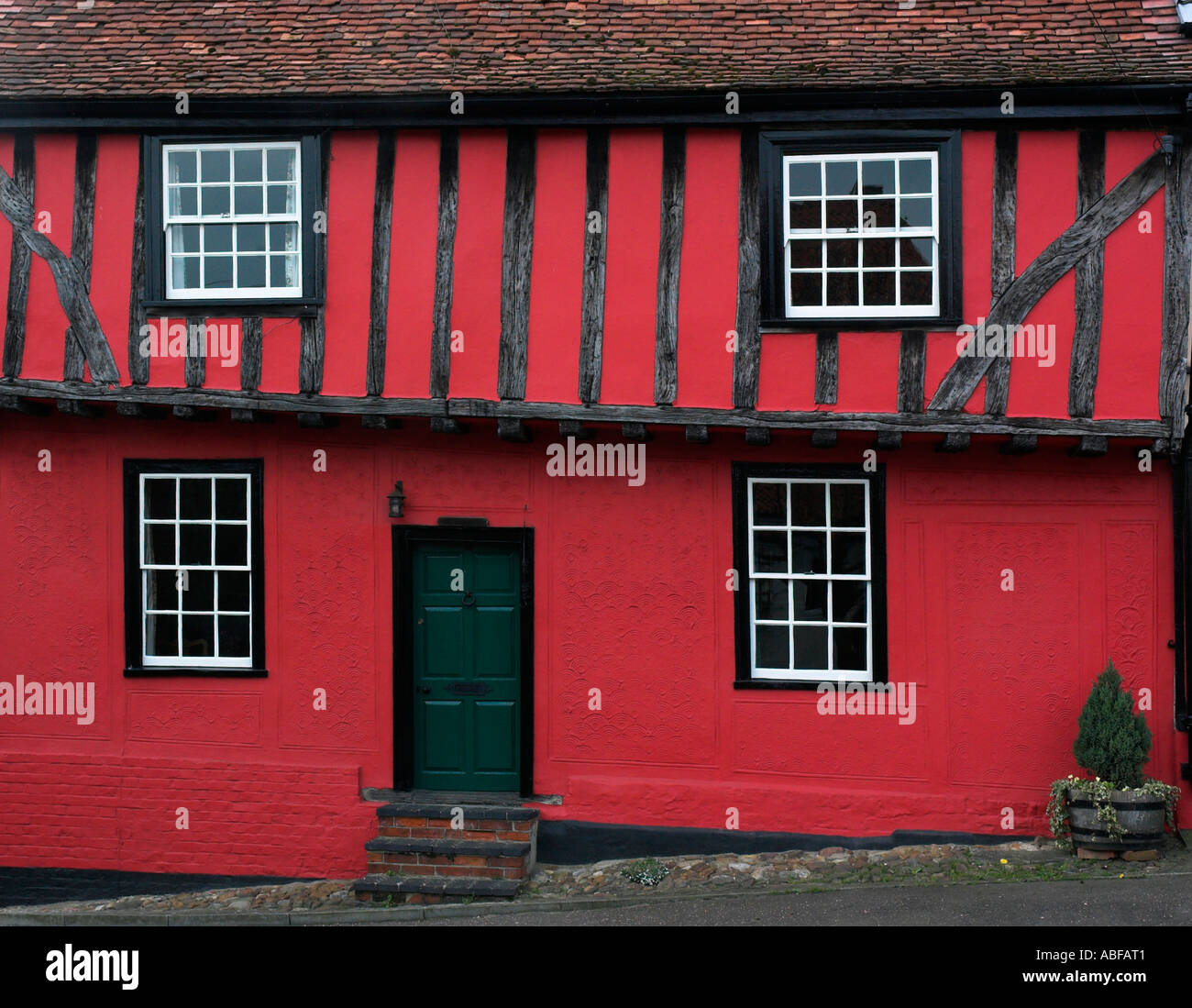 Un bel dipinto di rosso casa storica nel villaggio di Thaxted Essex Foto Stock
