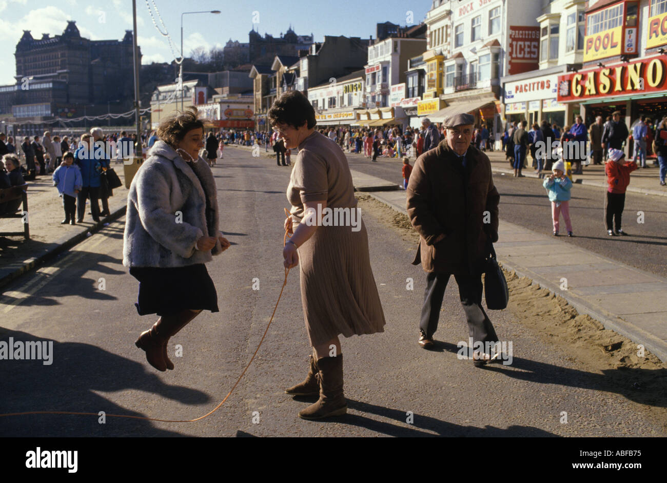 Shrove Tuesday Scarborough Skipping Day Yorkshire salta sulla Foreshore Road adiacente alla spiaggia 1974 1970s UK HOMER SYKES Foto Stock