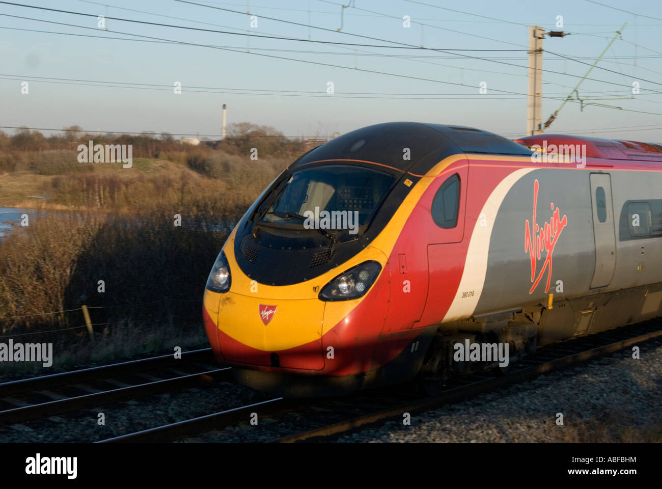 Una vergine treno pendolino classe 390 UEM vicino a Dudley porta nel west midlands Foto Stock