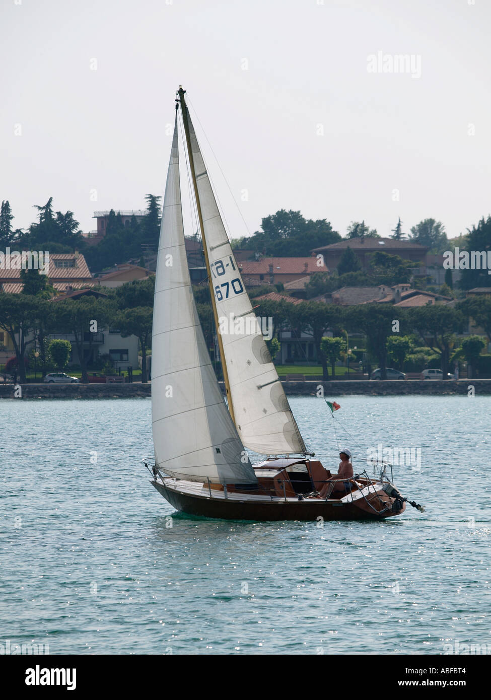 Bellissima in legno classico yacht a vela in avvicinamento al porto di Peschiera del Garda sul lago di Garda Italia Foto Stock