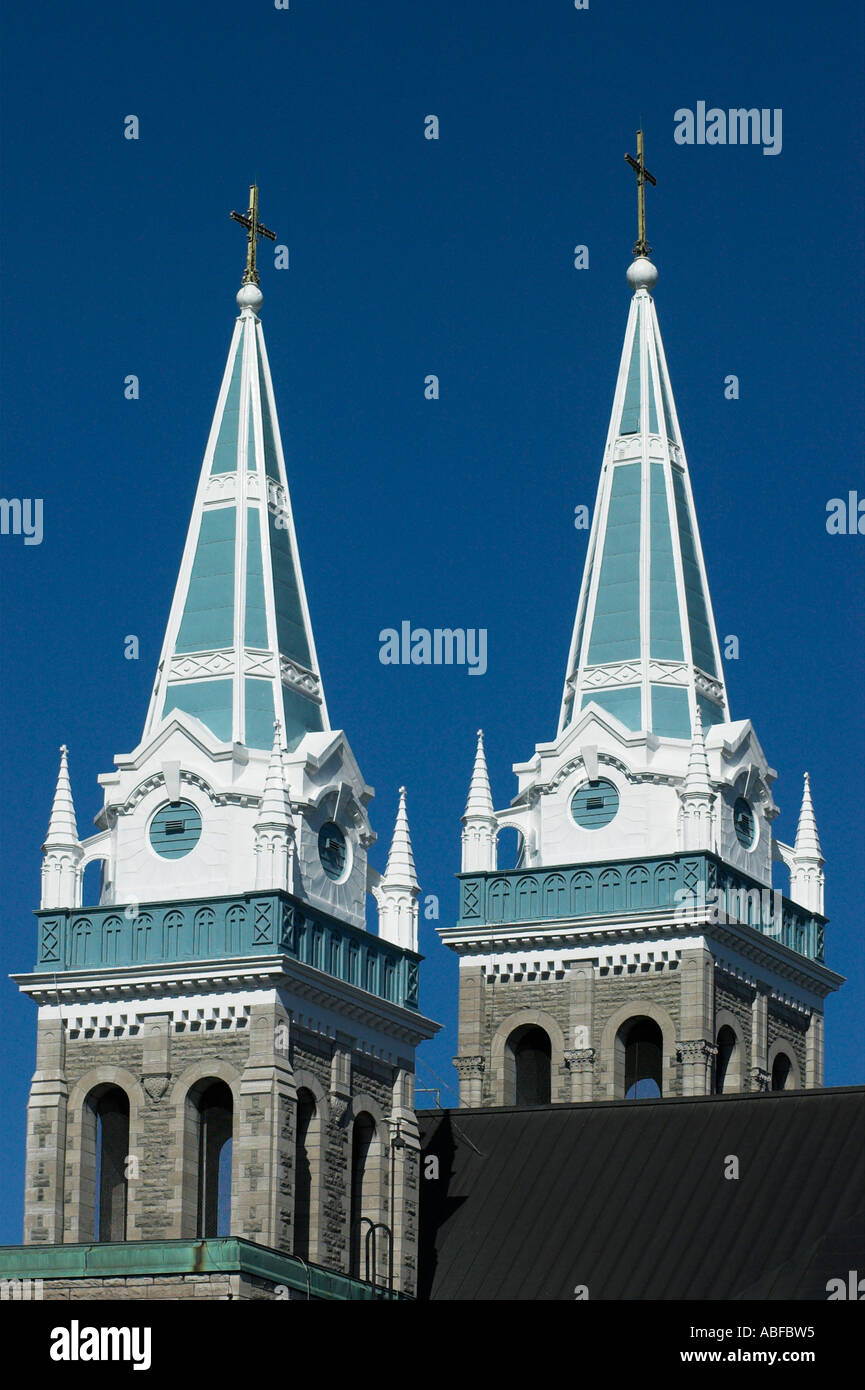 Le eleganti guglie gemelle della San Romualdo chiesa in Farnham, Estrie in Quebec Foto Stock