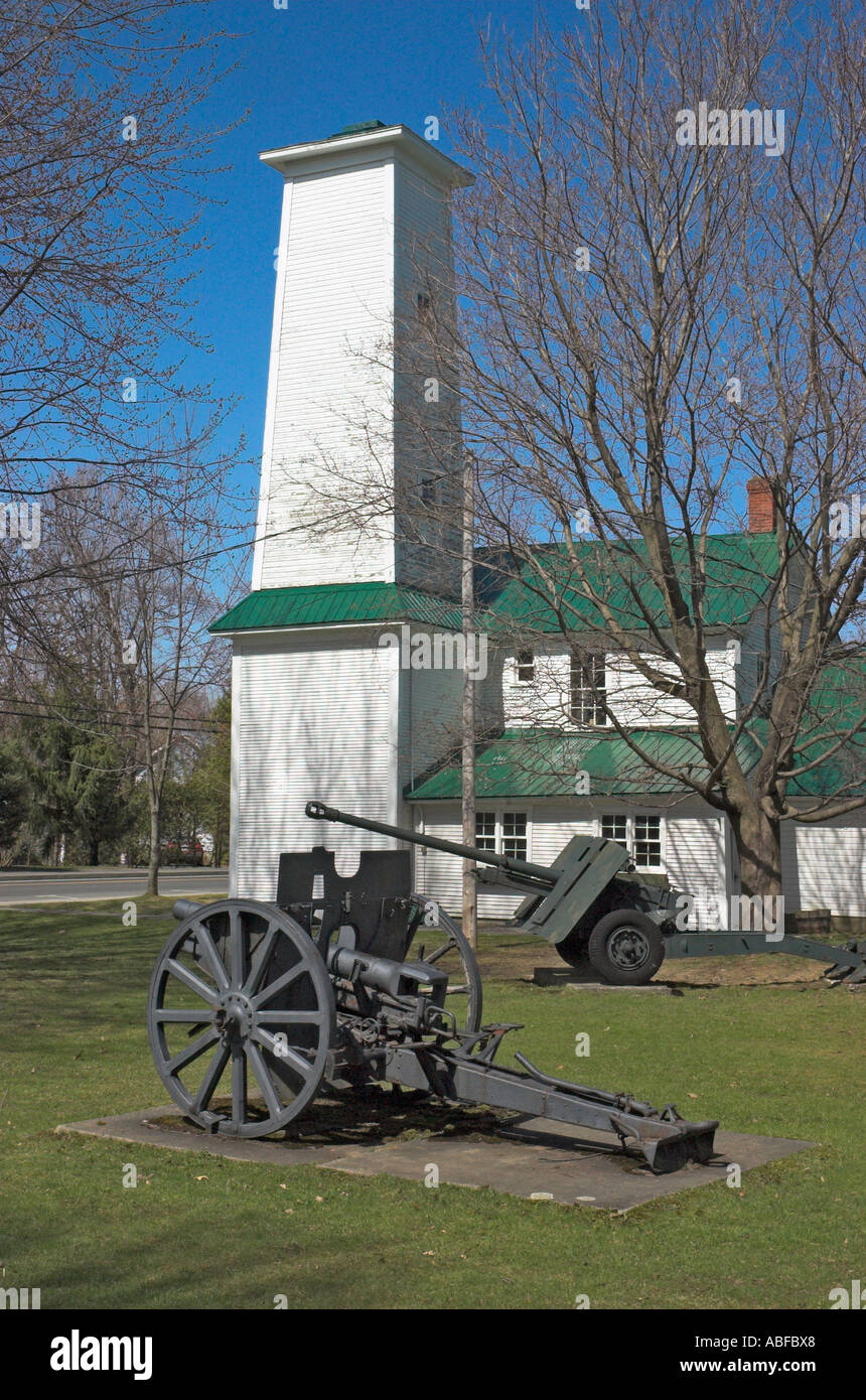 Cannoni del Museo Brome al di fuori della chiesa nel villaggio di truffare in Estrie Quebec Foto Stock