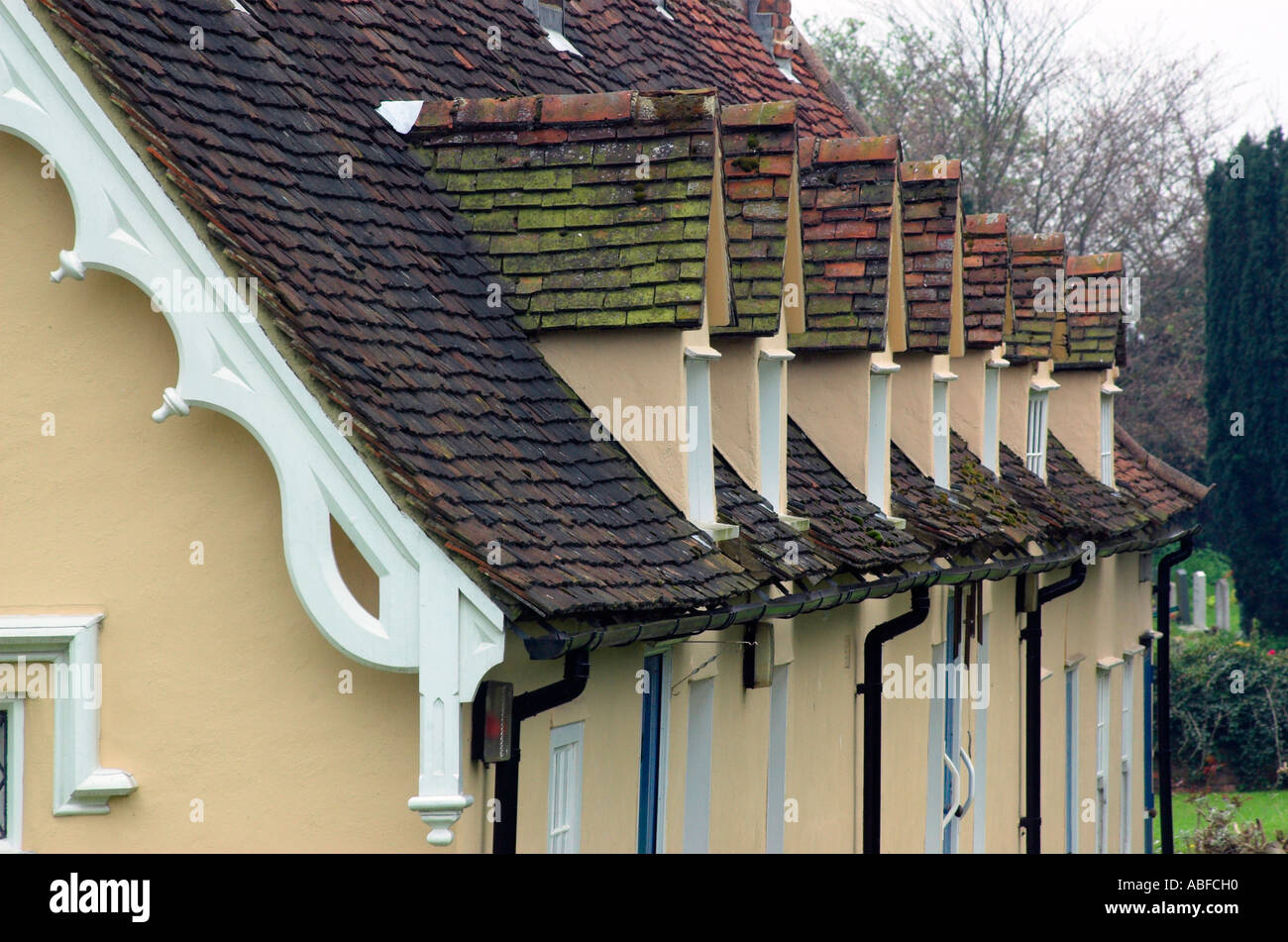 Una fila di alms case vicino la chiesa nel villaggio di Thaxted, Essex Foto Stock