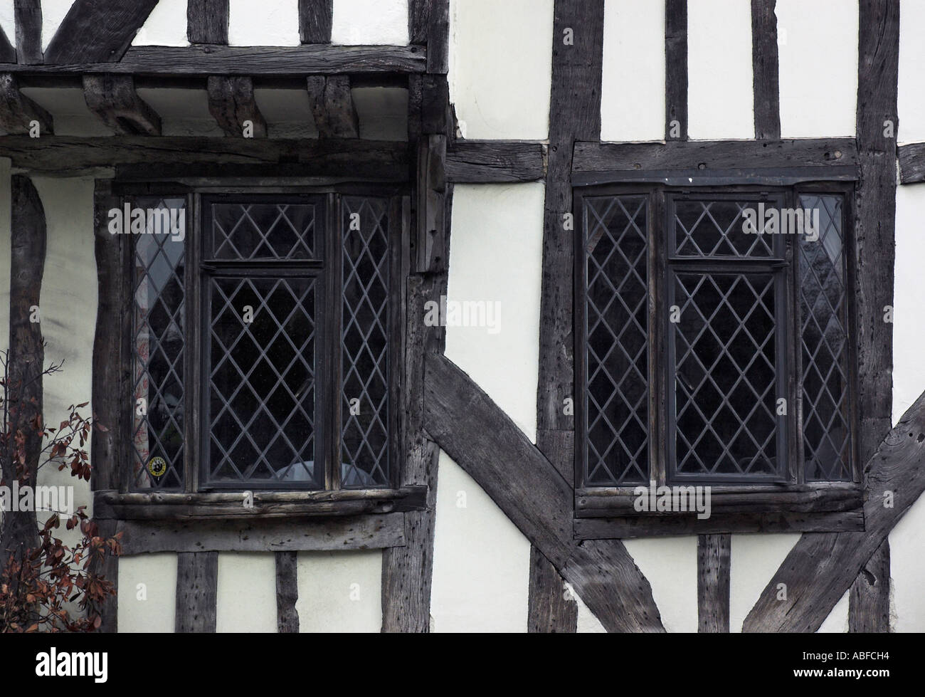 Le finestre di un edificio elizabethan nel villaggio di Thaxted in Essex Foto Stock