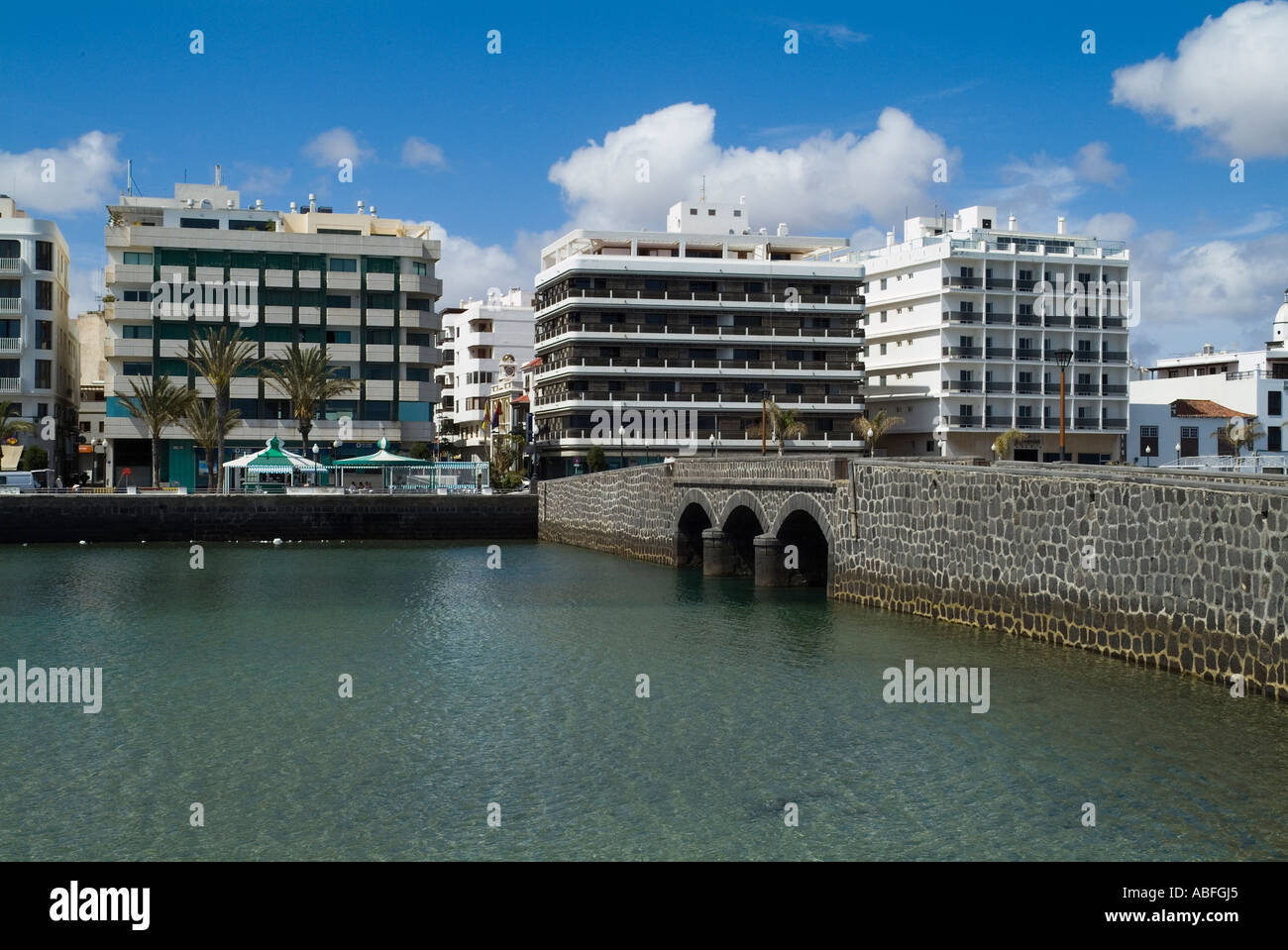 Dh Avenida La Marina ARRECIFE LANZAROTE Waterfront multipiano sul lungomare building e il ponte di castello Foto Stock