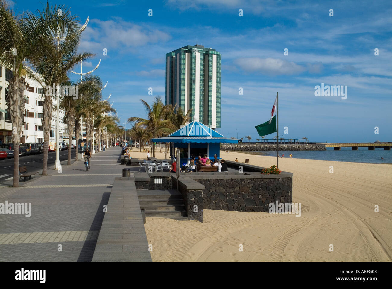 Dh Gran Hotel ARRECIFE LANZAROTE hotel di lusso a torre cafe e il ciclista sulla Playa del Reducto promenade Foto Stock