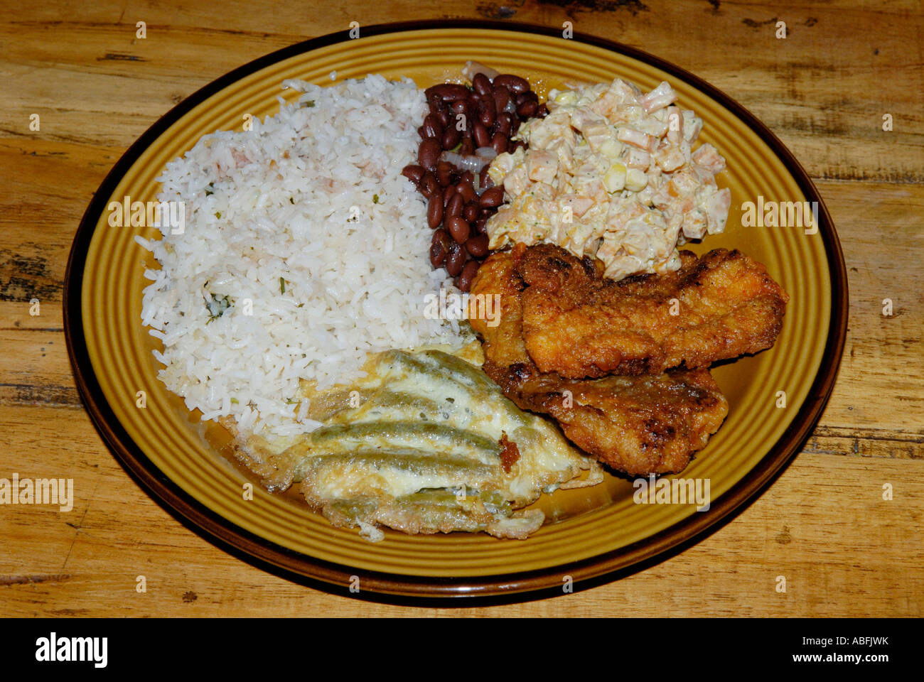 Tipico della Costa Rica, pasto comida tipica. Di carne, verdure, riso e fagioli (Gallo pinto) Foto Stock