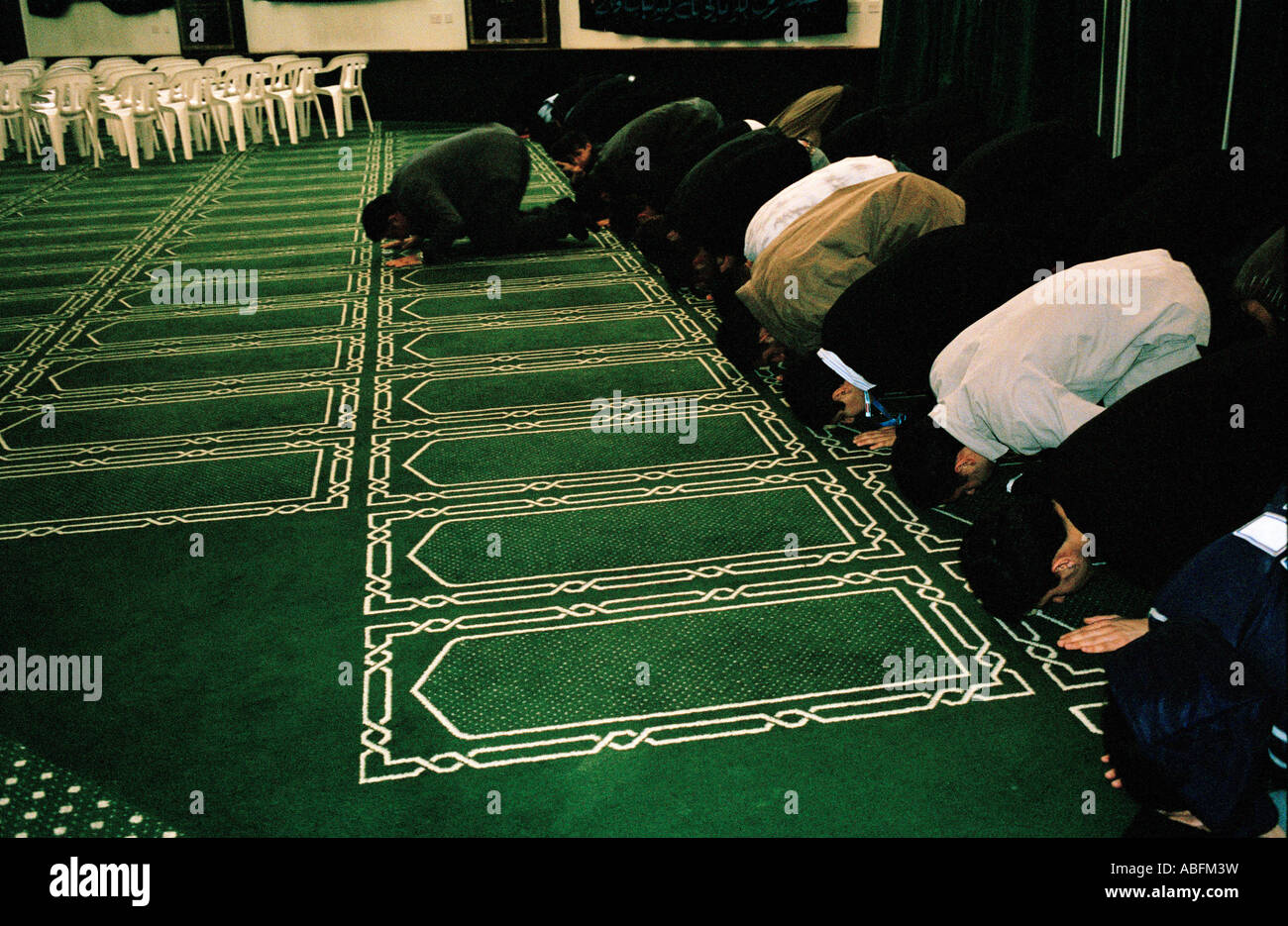 Musulmani iracheni adorare in un nord moschea di Londra Foto Stock