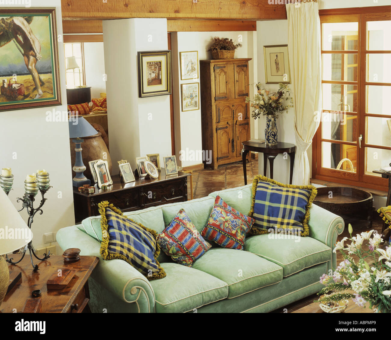 Cuscini modellato sul divano verde in un tradizionale salotto in spagnolo  villa Foto stock - Alamy