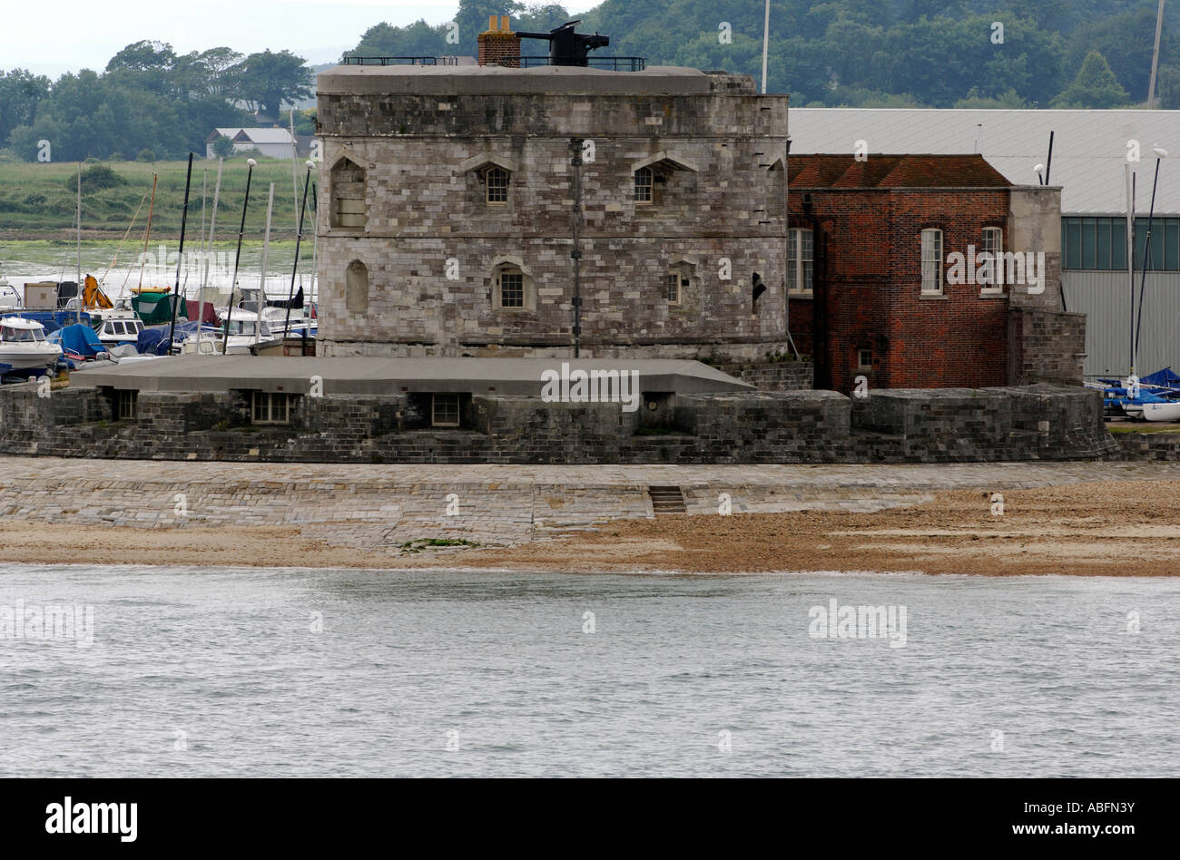 Calshot castle e la spiaggia calshot spit hampshire new forest Inghilterra Regno Unito Foto Stock