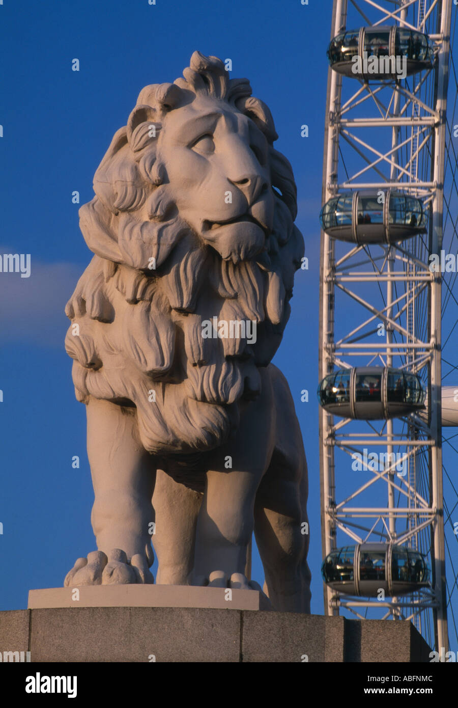 Coade leone di pietra, Westminster Bridge, Londra, 1837. Decorate originalmente il leone birreria, demolita nel 1950. Foto Stock