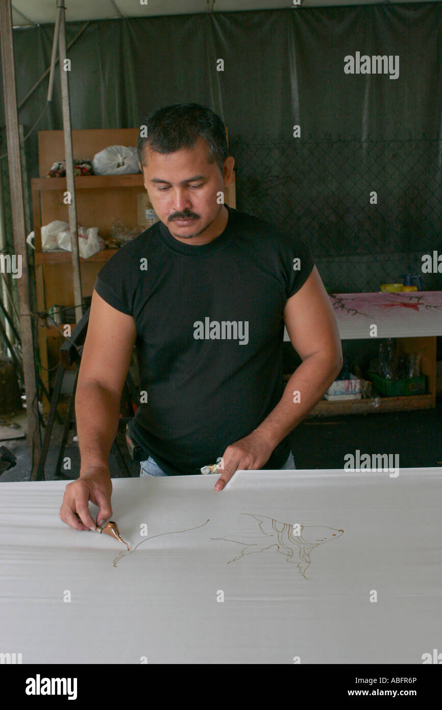 Il batik maker in Malaysia utilizzando tecniche tradizionali Foto Stock