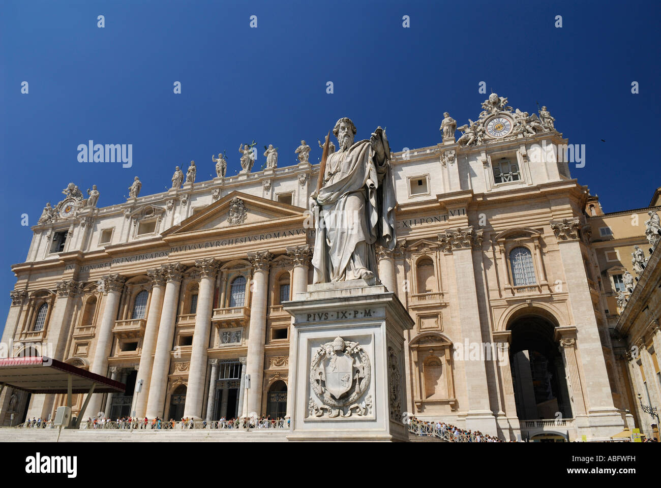 Statua di San Paolo con scaletta a Saint Peters Basilica papale in Roma