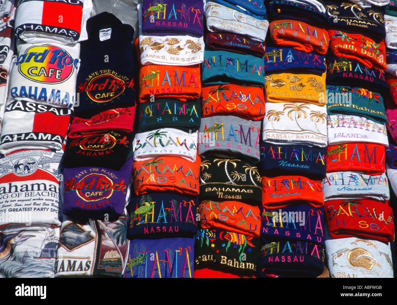 T-shirts visualizzati in un mercato a Nassau, Bahamas. Foto Stock
