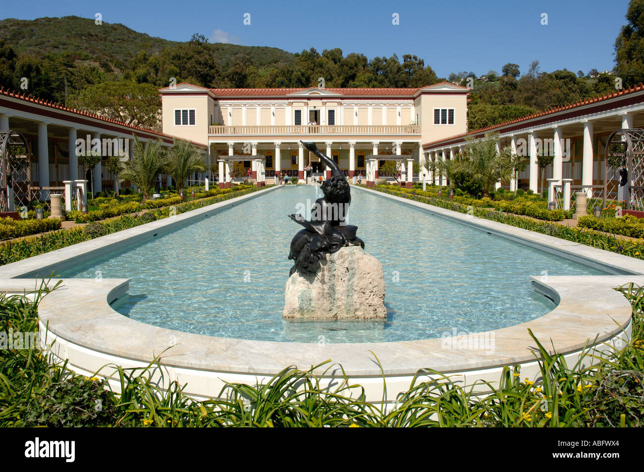 Peristilio esterno. Sculture in bronzo, le repliche delle statue rinvenute presso la Villa del papiri, sono collocati in un antico findspots Foto Stock