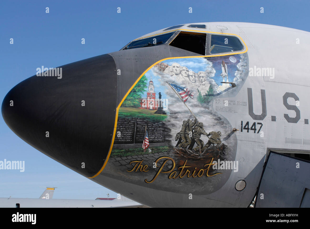Un invecchiamento Iowa Air National Guard KC-135 Stratotanker, visualizzazione di naso patriottica arte, sta per andare in pensione. Foto Stock