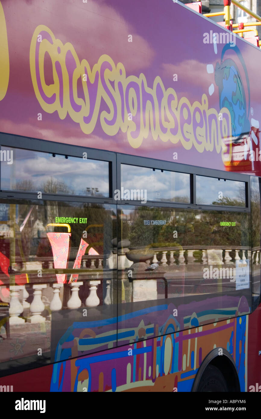 Close up di un giro turistico della città con riflessioni, Vasca Spa, Somerset, Inghilterra, l'Europa. Foto Stock