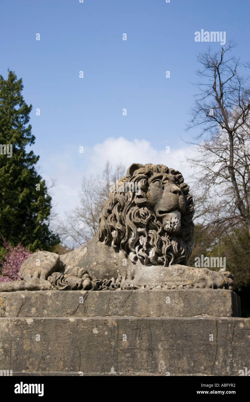 Lion ai piedi di un monumento alla Regina Victoria in Victoria Park, Vasca Spa, Somerset, Londra, Inghilterra. Foto Stock