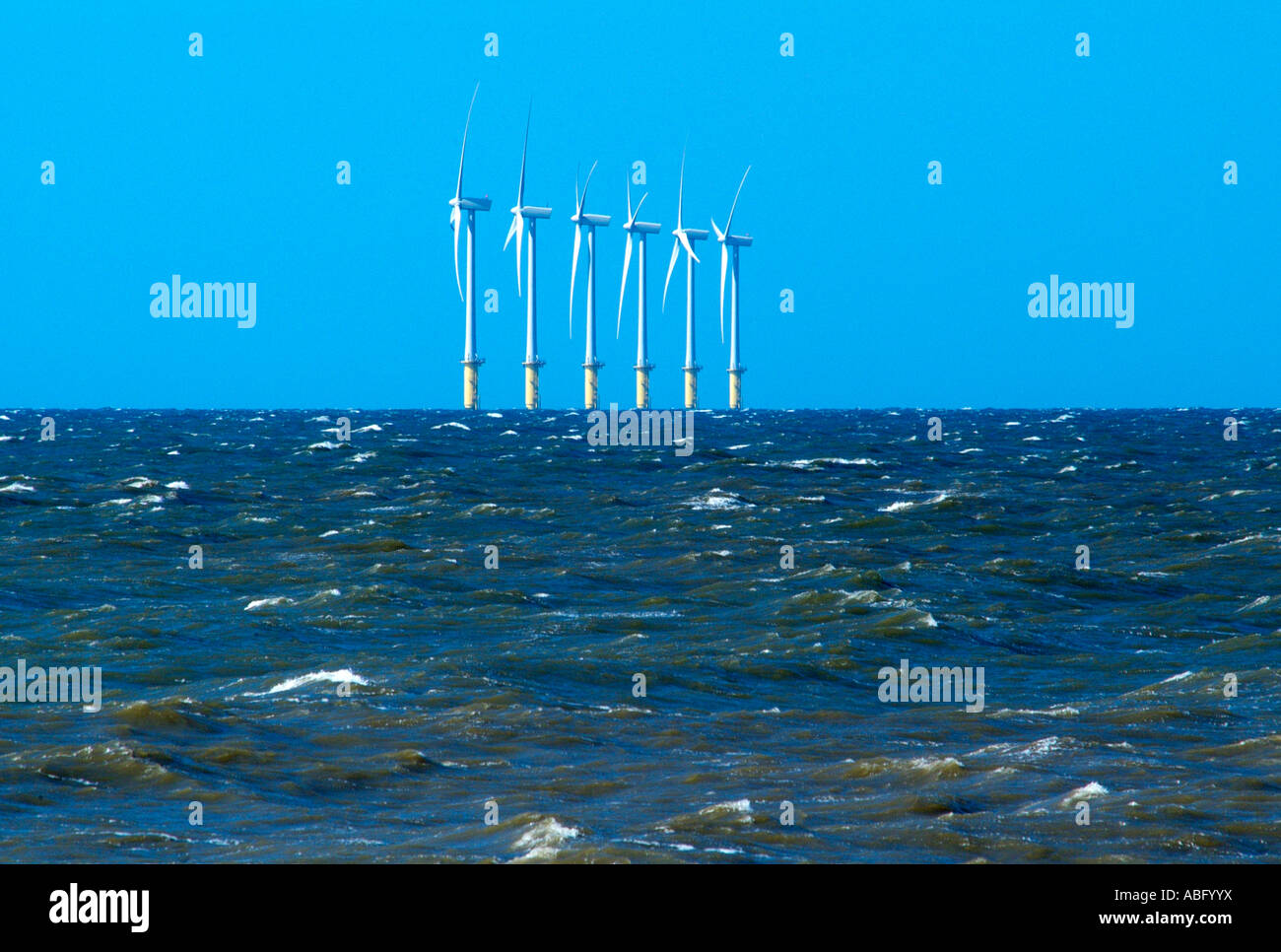 Off shore wind farm fonte rinnovabile di energia verde ruota di turbina della generazione di energia elettrica mare onda marina moderna tecnologia onde T elevate Foto Stock