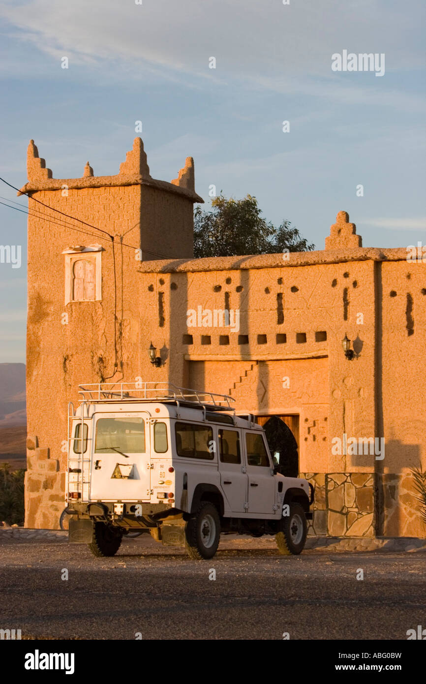 Tourist Land Rover in mattoni di fango in stile berbero auberge Nekob Marocco Foto Stock