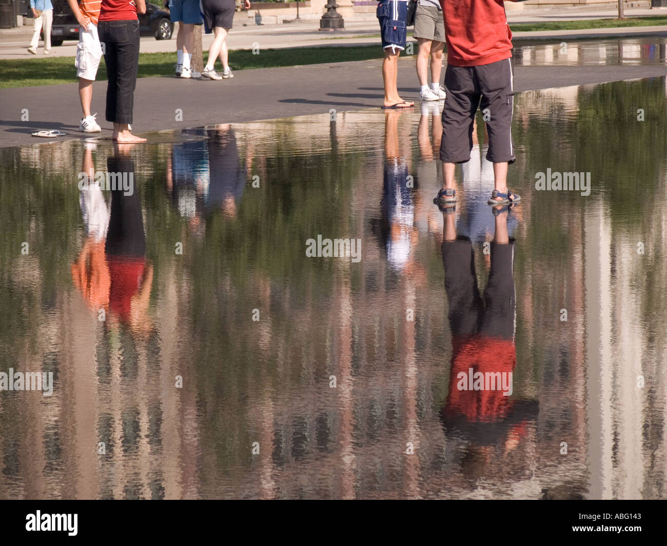 I turisti si riflette in acqua Fontana di corona il Millennium Park Chicago Illinois Foto Stock