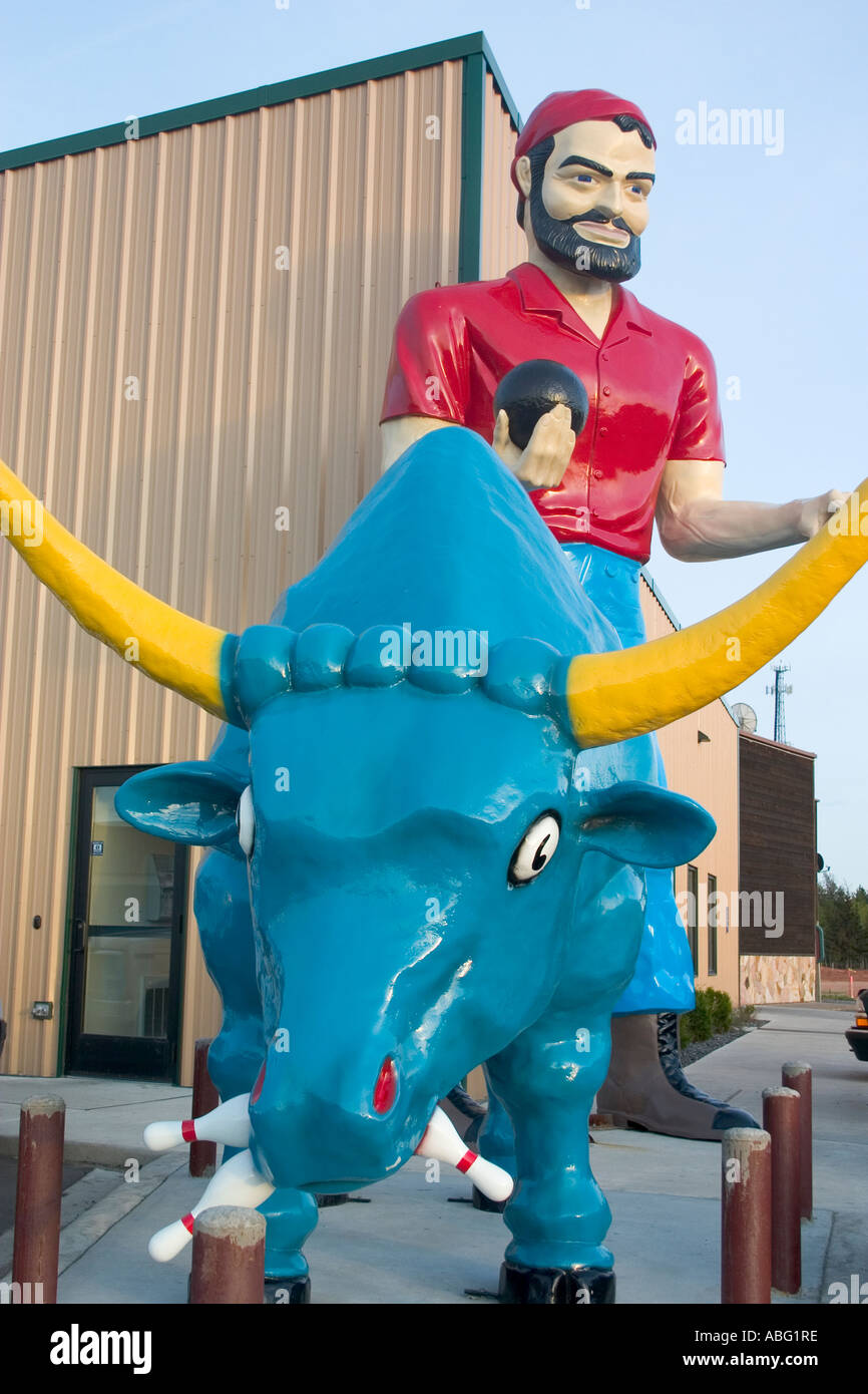 Paul Bunyan in piedi da Babe il bue blu al di fuori di una pista da bowling. Brainerd MN Minnesota USA Foto Stock