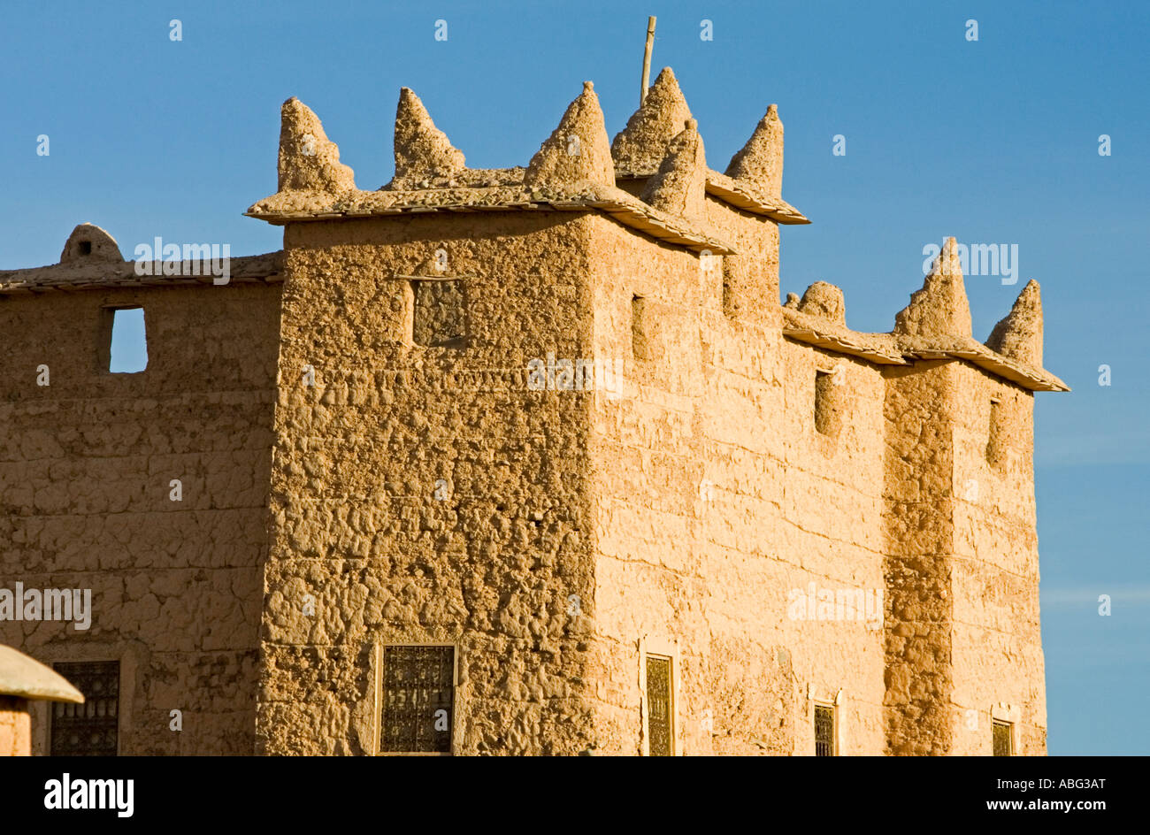 Stile berbero torretta appuntita in mattoni di fango edificio Nekob Marocco Foto Stock