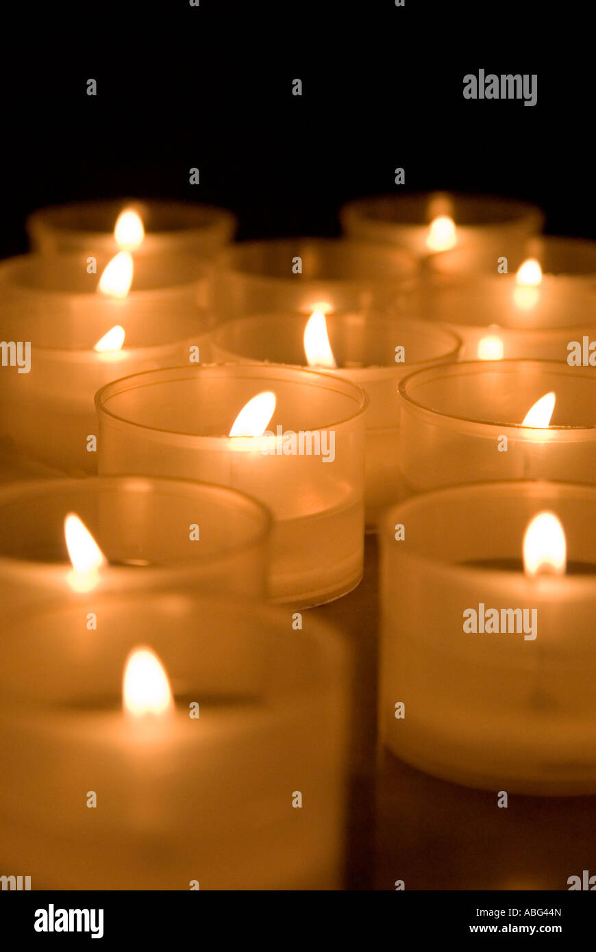 Immagini di candele nelle chiese in cui una preghiera è realizzata ed una candela accesa a pensare a cari e gli altri a natale Foto Stock