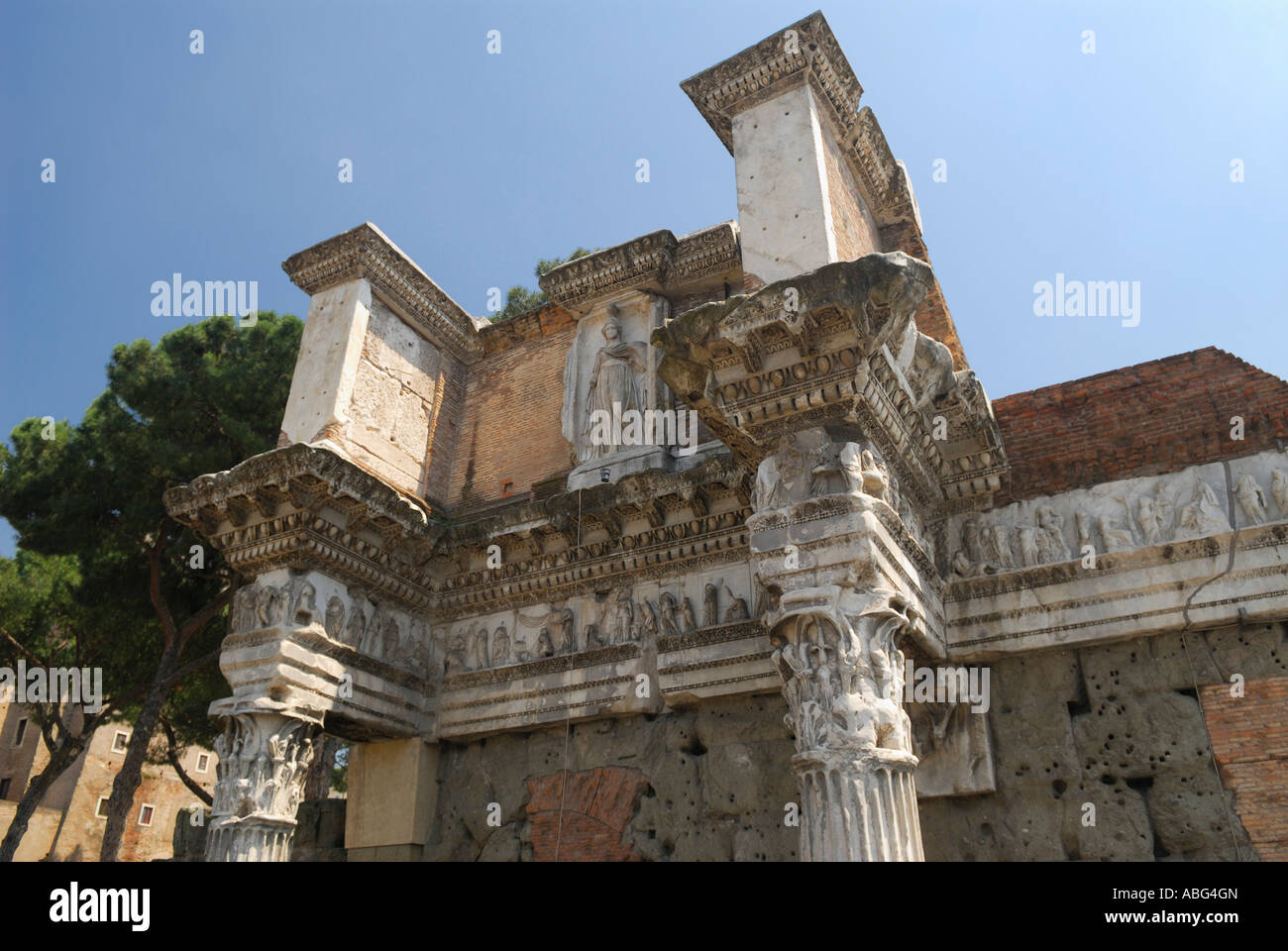 Rovine del Foro di Nerva a Roma Foto Stock