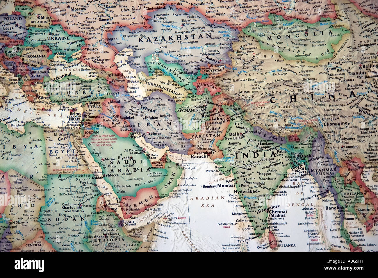 Una vista che copre molte nazioni, compresa la Cina, Medio Oriente e Africa su una multa, dettagliata e colorata mappa del mondo. Foto Stock