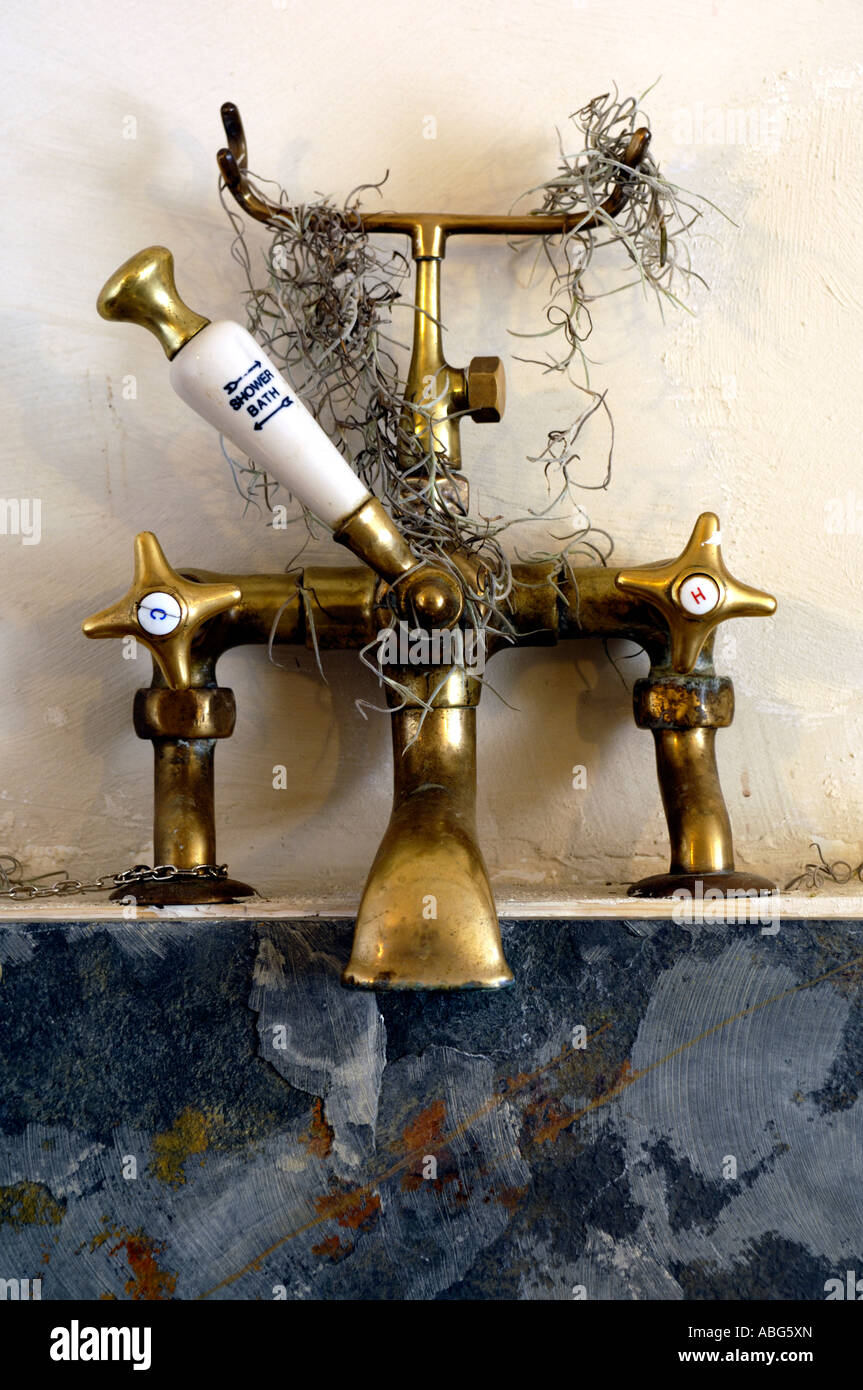 In vecchio stile doccia rubinetti miscelatori Foto stock - Alamy