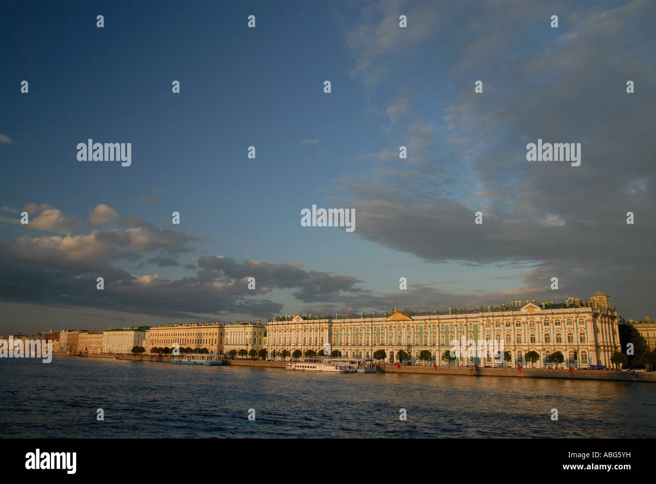 San Pietroburgo Winter Palace durante le notti bianche Foto Stock