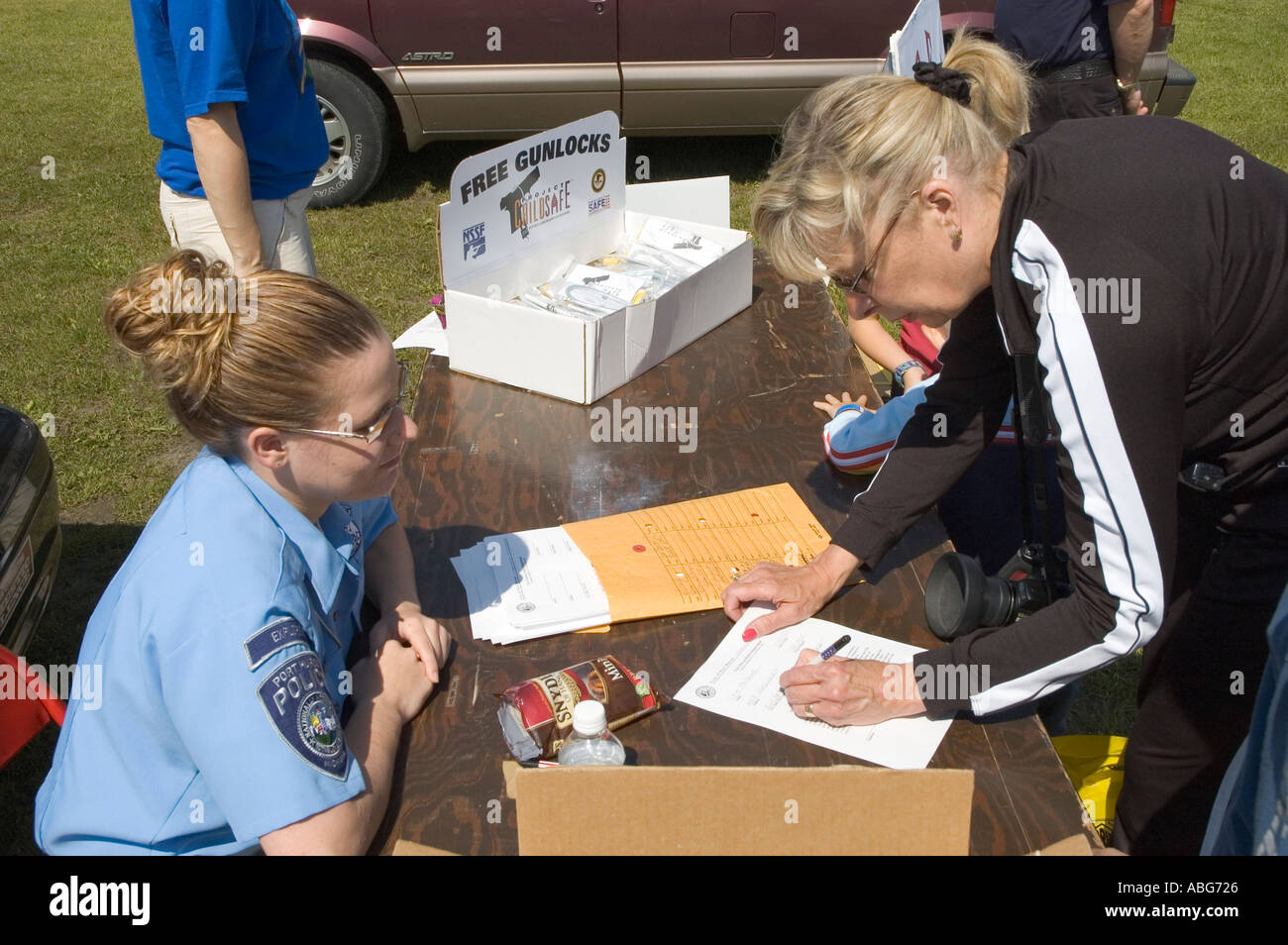 Il dipartimento di polizia dare libero pistola si blocca per i genitori in una pistola programma di sicurezza Foto Stock
