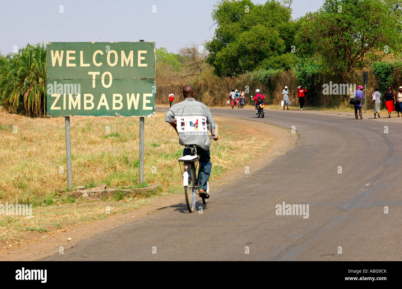 Attraversamento delle frontiere da Lingstone, Zambia a Victoria Falls, Zimbabwe Africa Foto Stock