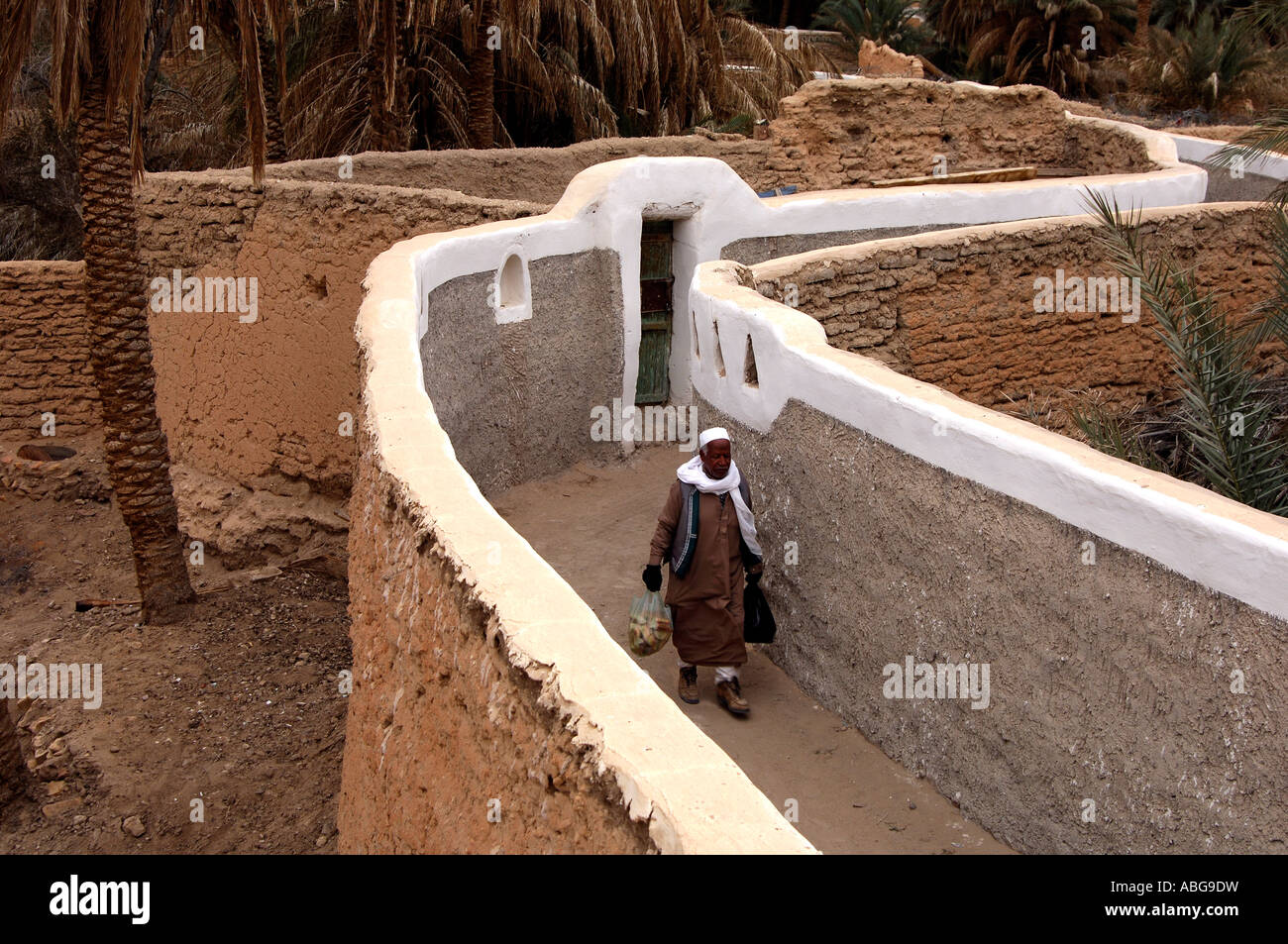 Uomo proveniente da home shopping, la vecchia città di Ghadames Libia Foto Stock