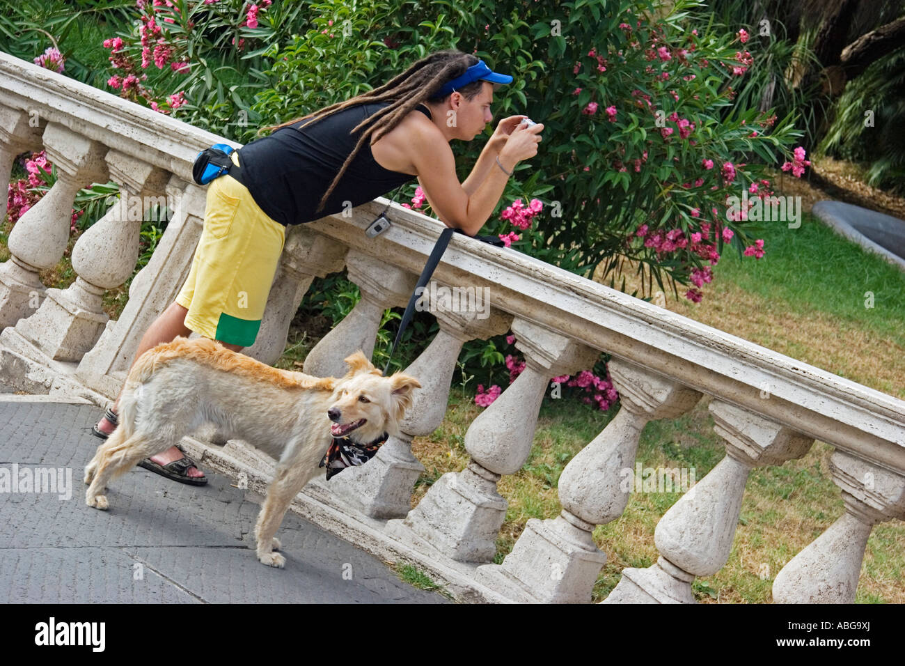 L'uomo con la fotocamera e il suo cane Cordonata capitolina Roma Italia Foto Stock