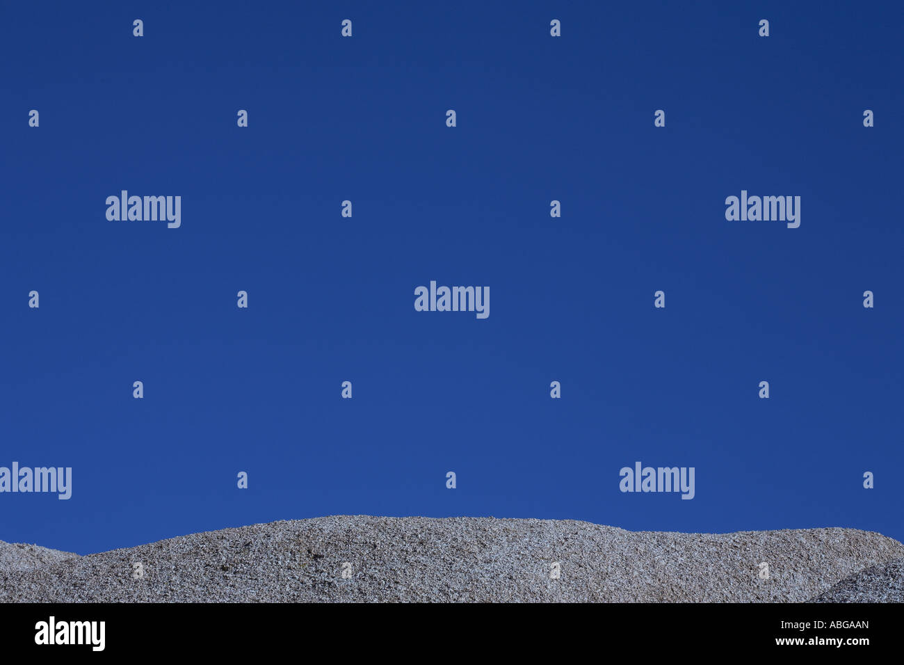 Joshua Tree formazione di roccia e cielo blu Foto Stock