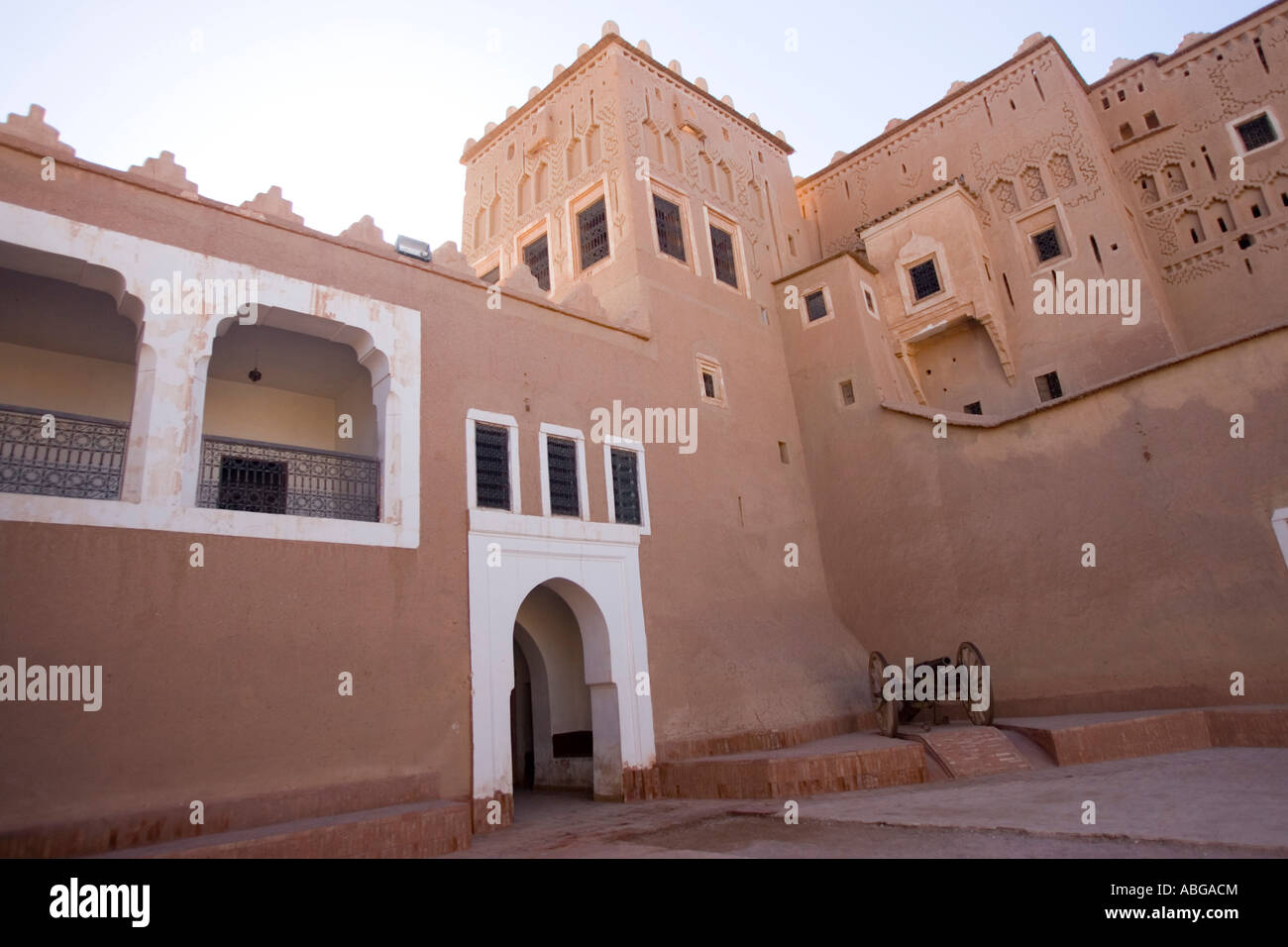 Il cannone ad ingresso a Kasbah Taourirt de Ouarzazate in Marocco Foto Stock